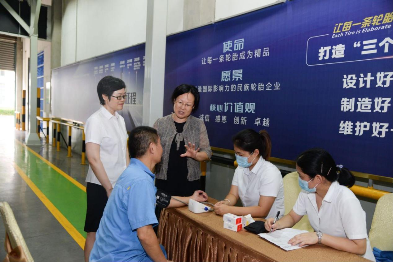锡山区总工会慰问恒峰g22集团一线职工1